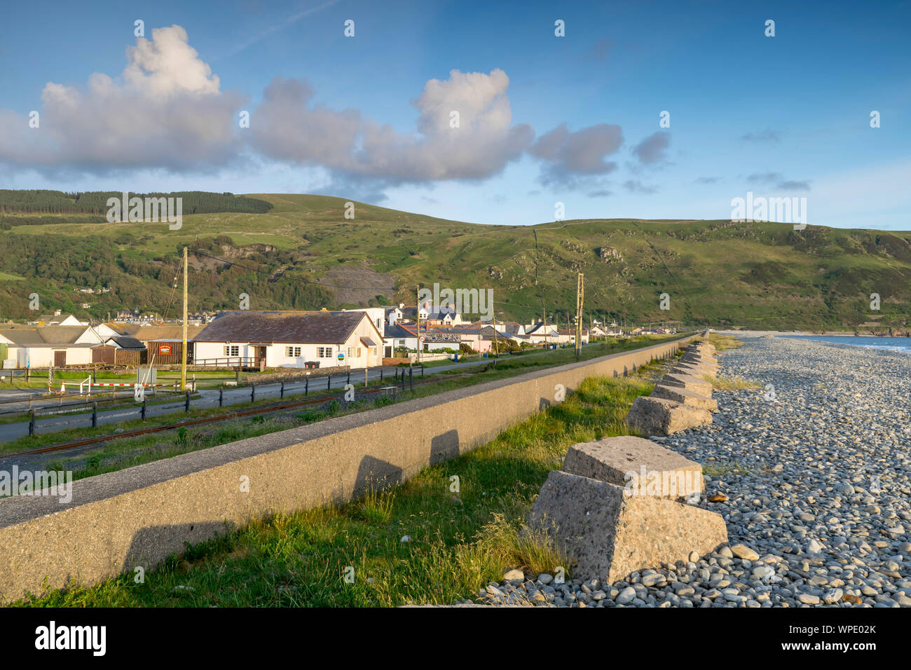 Guerra Mondiale 2 trappole del serbatoio o draghi denti sulla spiaggia Fairbourne vicino a Caernarfon in Gwynedd Mid Wales UK Foto Stock Guerra Mondiale 2 trappole del serbatoio o draghi denti sulla spiaggia Fairbourne vicino a Caernarfon in Gwynedd Mid Wales UK Foto Stock