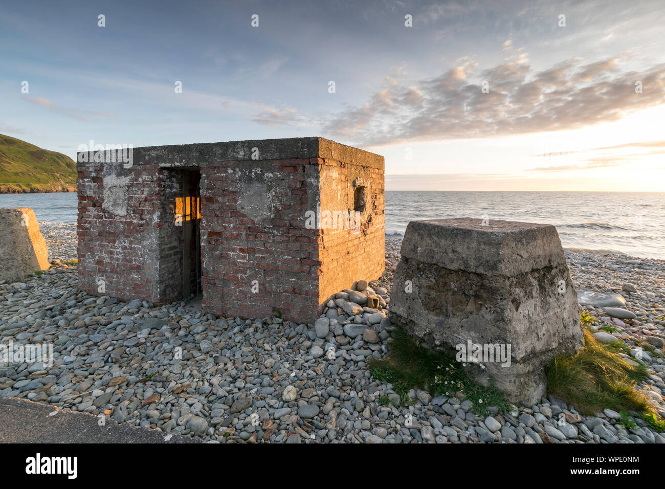 Seconda guerra mondiale 1940 tipo 24 Bulletproof scatola di pillole sulla spiaggia Fairbourne vicino a Caernarfon in Gwynedd Mid Wales UK Foto Stock Seconda guerra mondiale 1940 tipo 24 Bulletproof scatola di pillole sulla spiaggia Fairbourne vicino a Caernarfon in Gwynedd Mid Wales UK Foto Stock