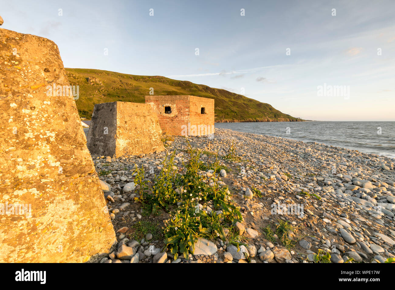 Seconda guerra mondiale 1940 tipo 24 Bulletproof scatola di pillole sulla spiaggia Fairbourne vicino a Caernarfon in Gwynedd Mid Wales UK Foto Stock