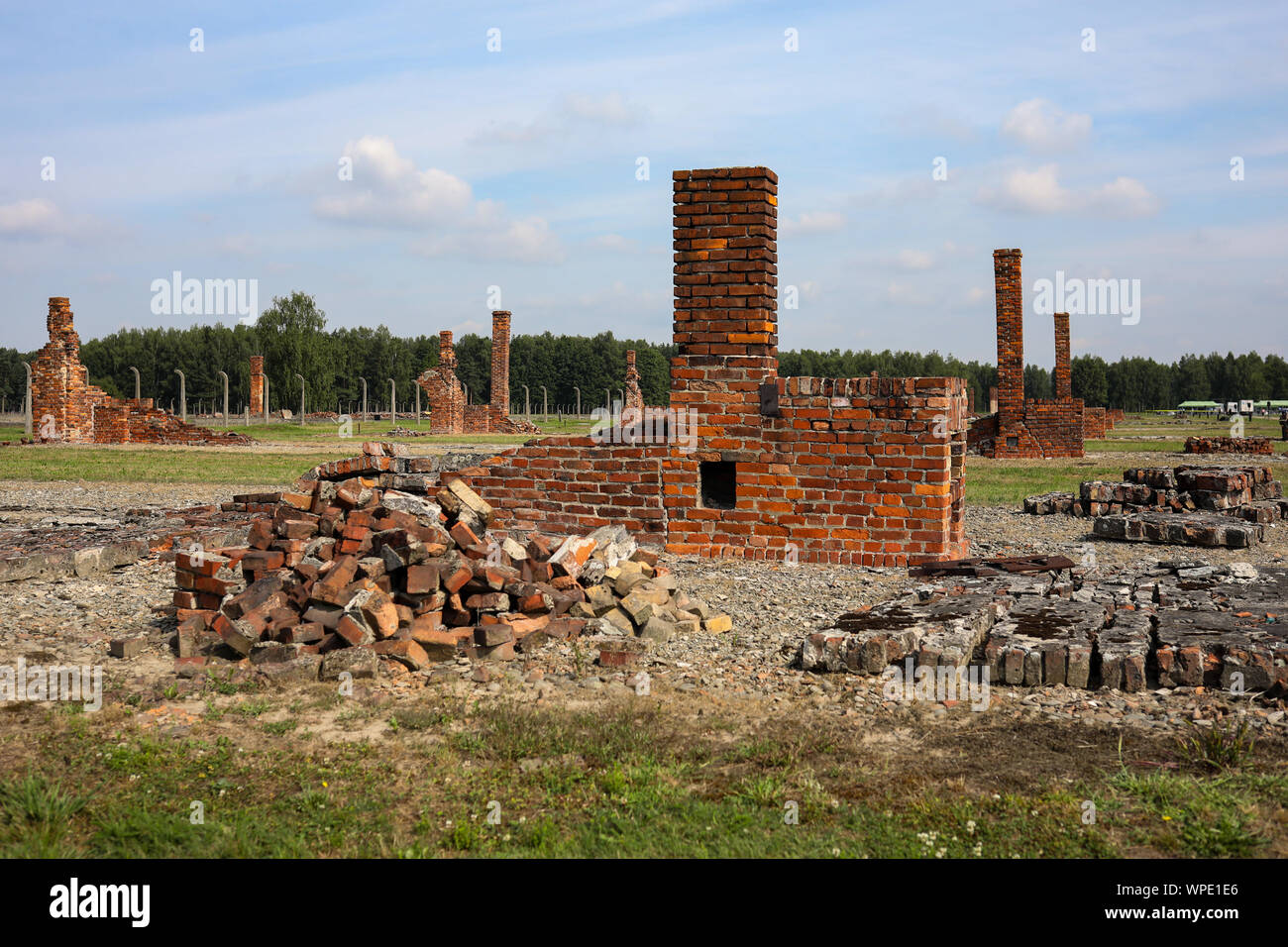 OSWIECIM, Polonia - 02 August 2019: Auschwitz Birkenau un ex sterminio nazista camp in Brzezinka. Caserma a Brzezinka lasciato in rovine. Foto Stock