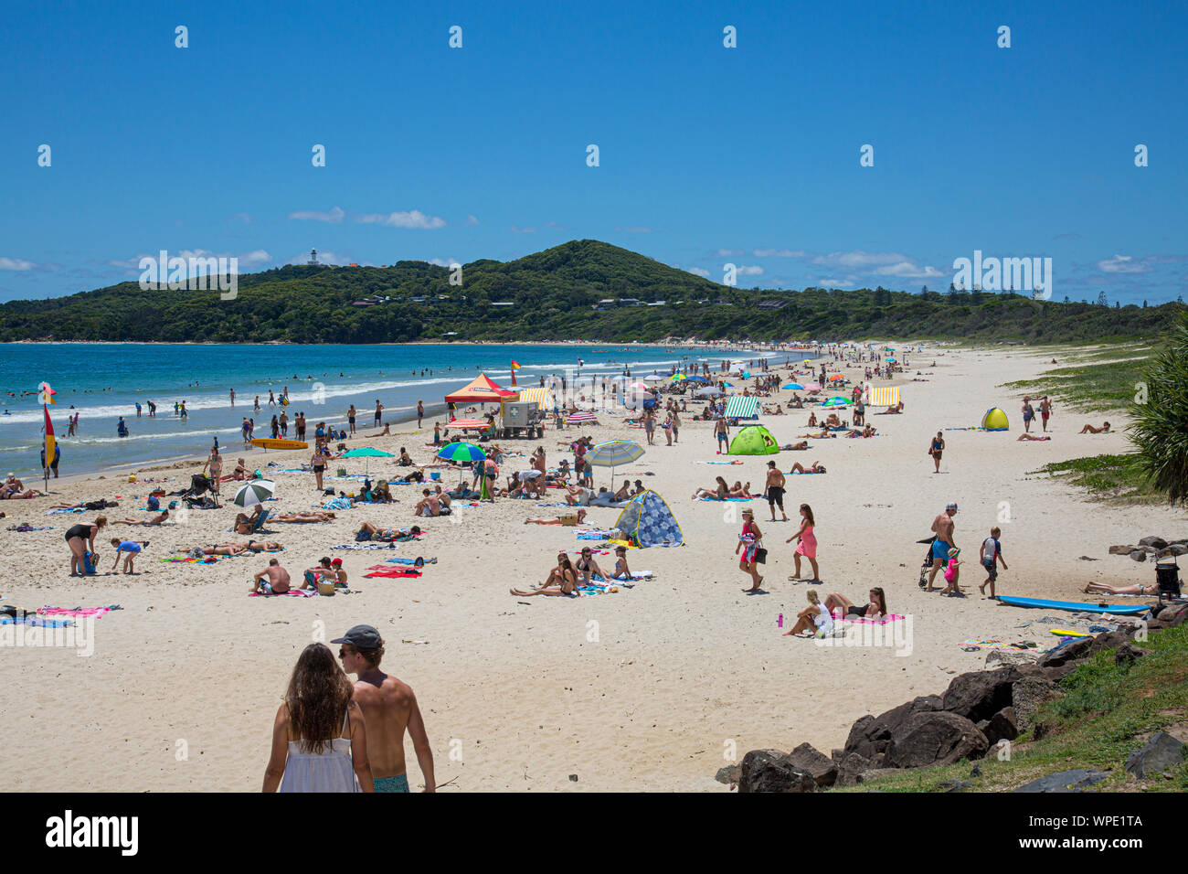 Byron Bay in estate, folle sulla spiaggia principale di Byron Bay, Nuovo Galles del Sud, Australia Foto Stock