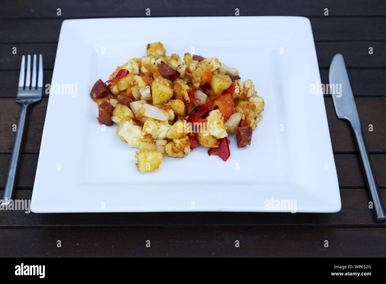 Home cotti hash di halloumi, chorizo, patate fritte, la cipolla e il peperone rosso. Il piatto è un popolare brunch piatto. Foto Stock