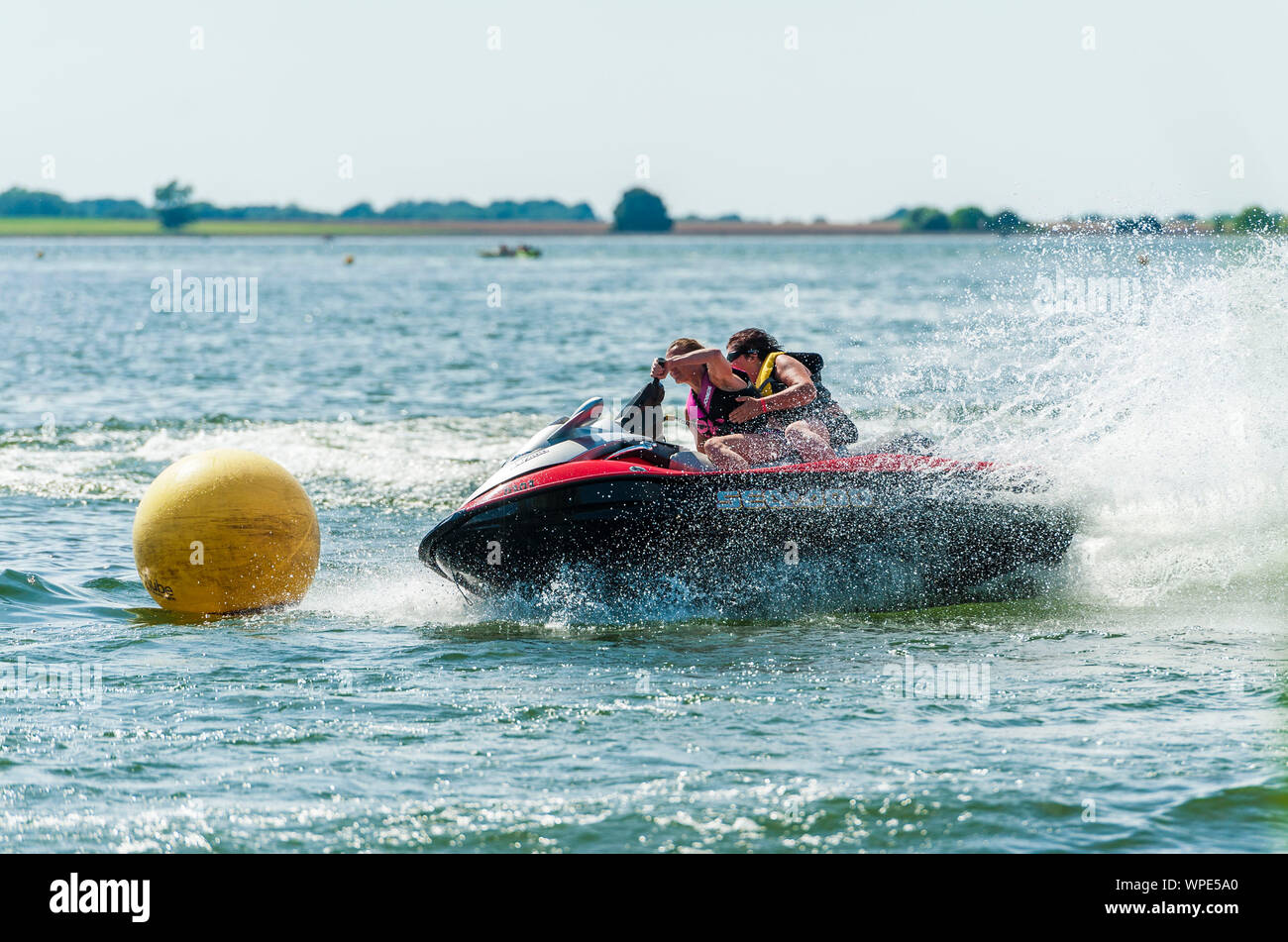 Lac d'Lago Amance in Oriente Foresta Parco Naturale Regionale (nord-est della Francia). Sport e ricreazione parco: jet ski in Dienville Foto Stock