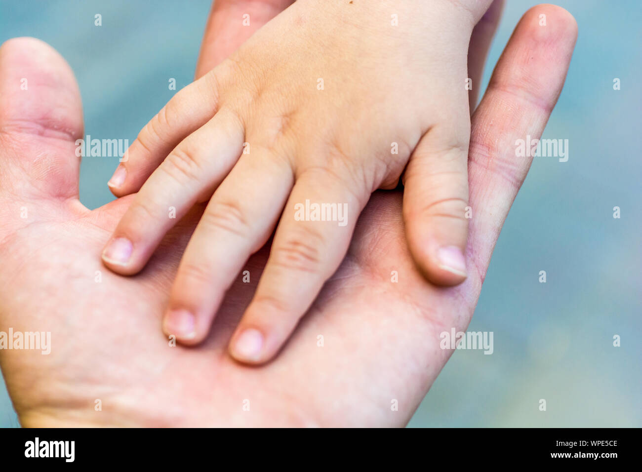 Padre e figlio strettamente collegato Foto Stock