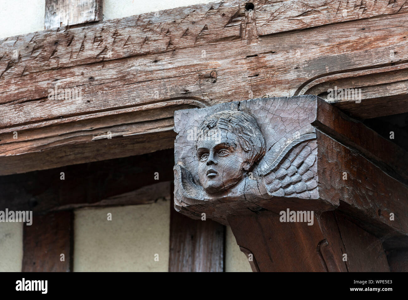 Troyes (Francia nord-orientale): un angelo volto scolpito sul pezzo di estremità di una casa in legno e muratura trave nella città vecchia. Foto Stock