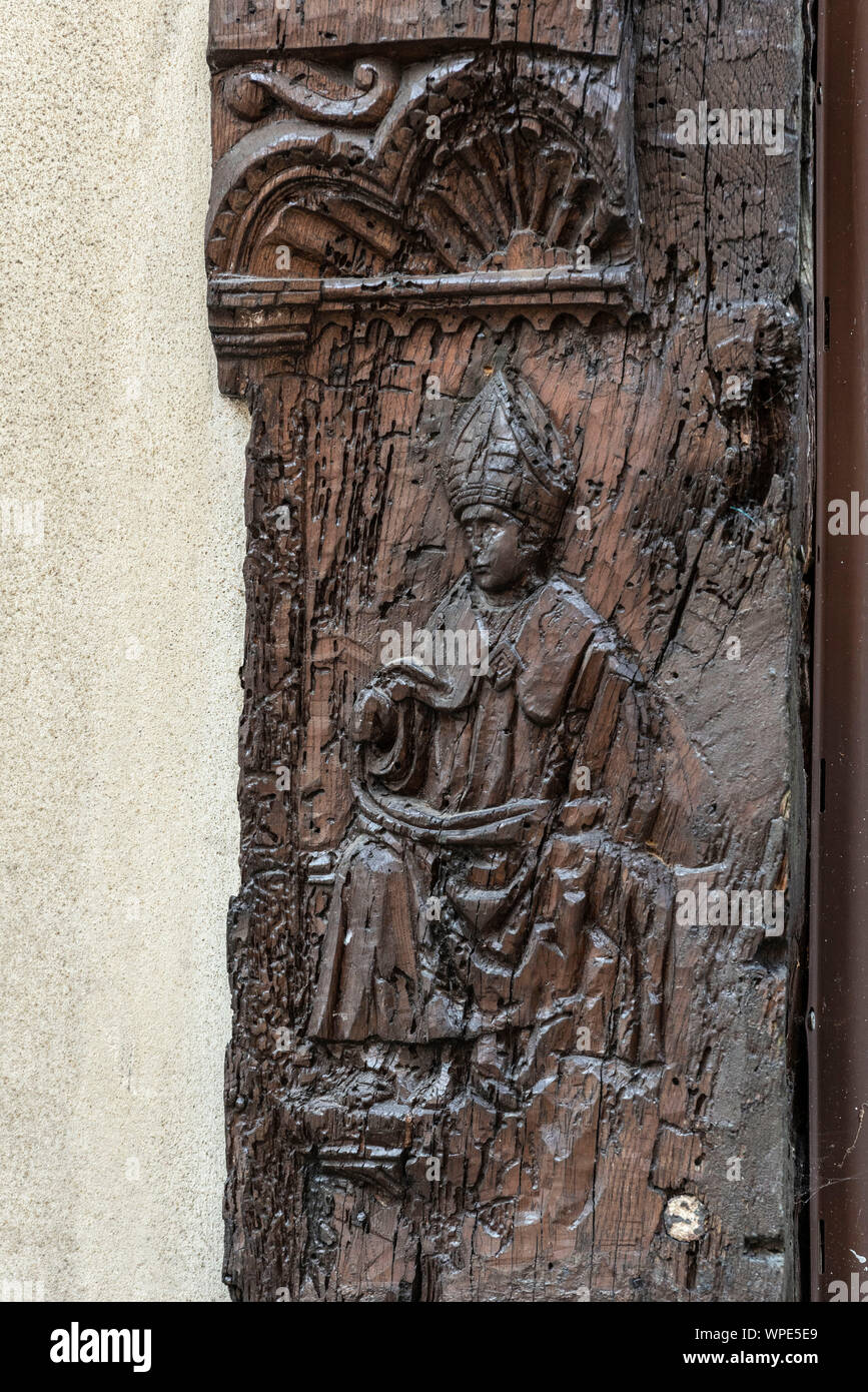 Troyes (Francia nord-orientale): scultura di San Nicola raffigurato seduto, in Rue de la Montee des charges street. Foto Stock