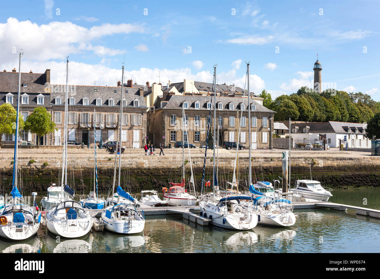 Lorient (Francia, a nord-ovest della Francia): edifici lungo le banchine del porto turistico, nel centro della città, Quai Des Indes. Sullo sfondo il " tour de Foto Stock
