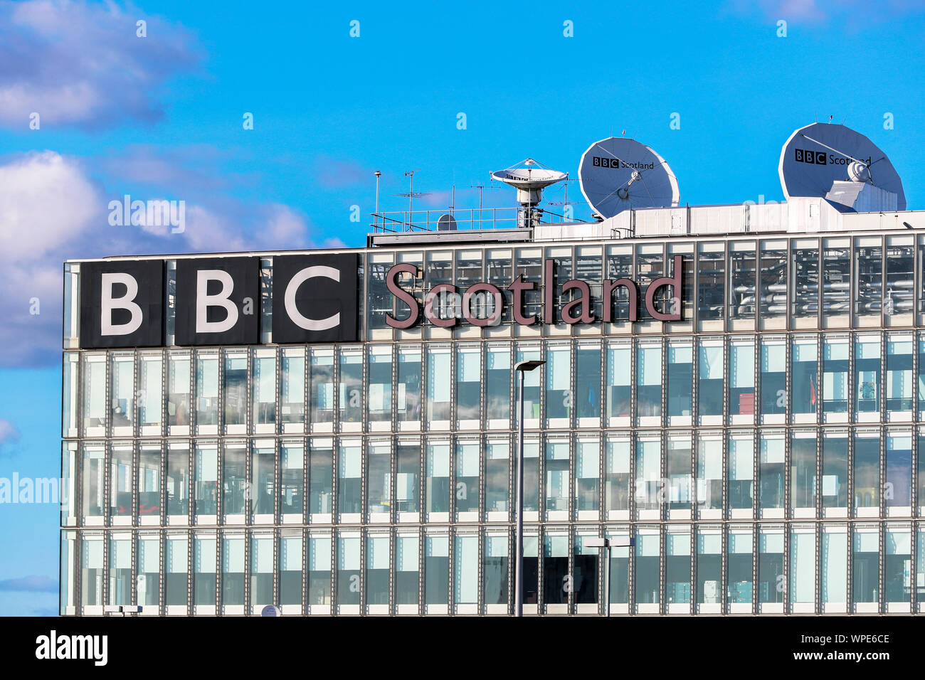 La facciata anteriore della BBC Scotland uffici principali al Pacific Quay, Glasgow, Scotland, Regno Unito Foto Stock