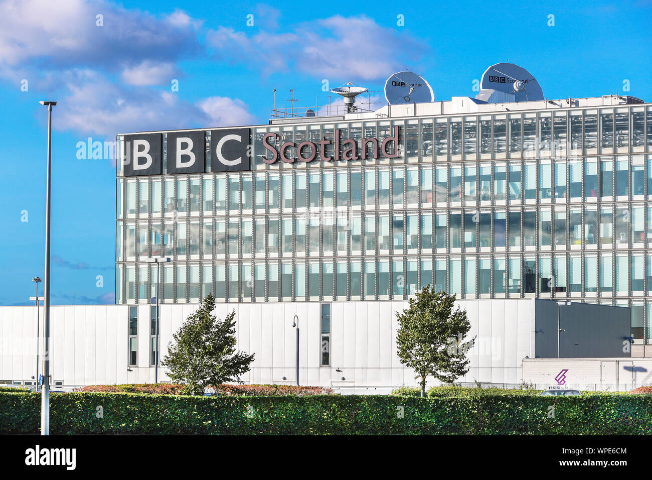 La facciata anteriore della BBC Scotland uffici principali al Pacific Quay, Glasgow, Scotland, Regno Unito Foto Stock