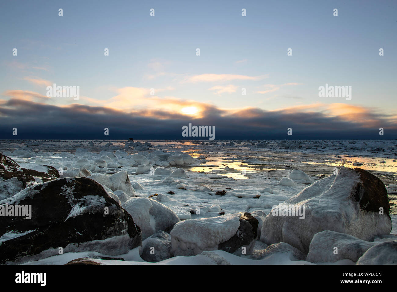 Tramonto su ovest della Baia di Hudson, guarnizione patrimonio fluviale Lodge, Manitoba, Canada Foto Stock