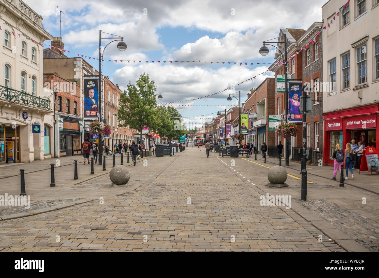 High Wycombe, Inghilterra - 15 agosto 2019: vista giù per la strada alta. La città si trova a nord ovest di Londra nel Buckinghamshire. Foto Stock