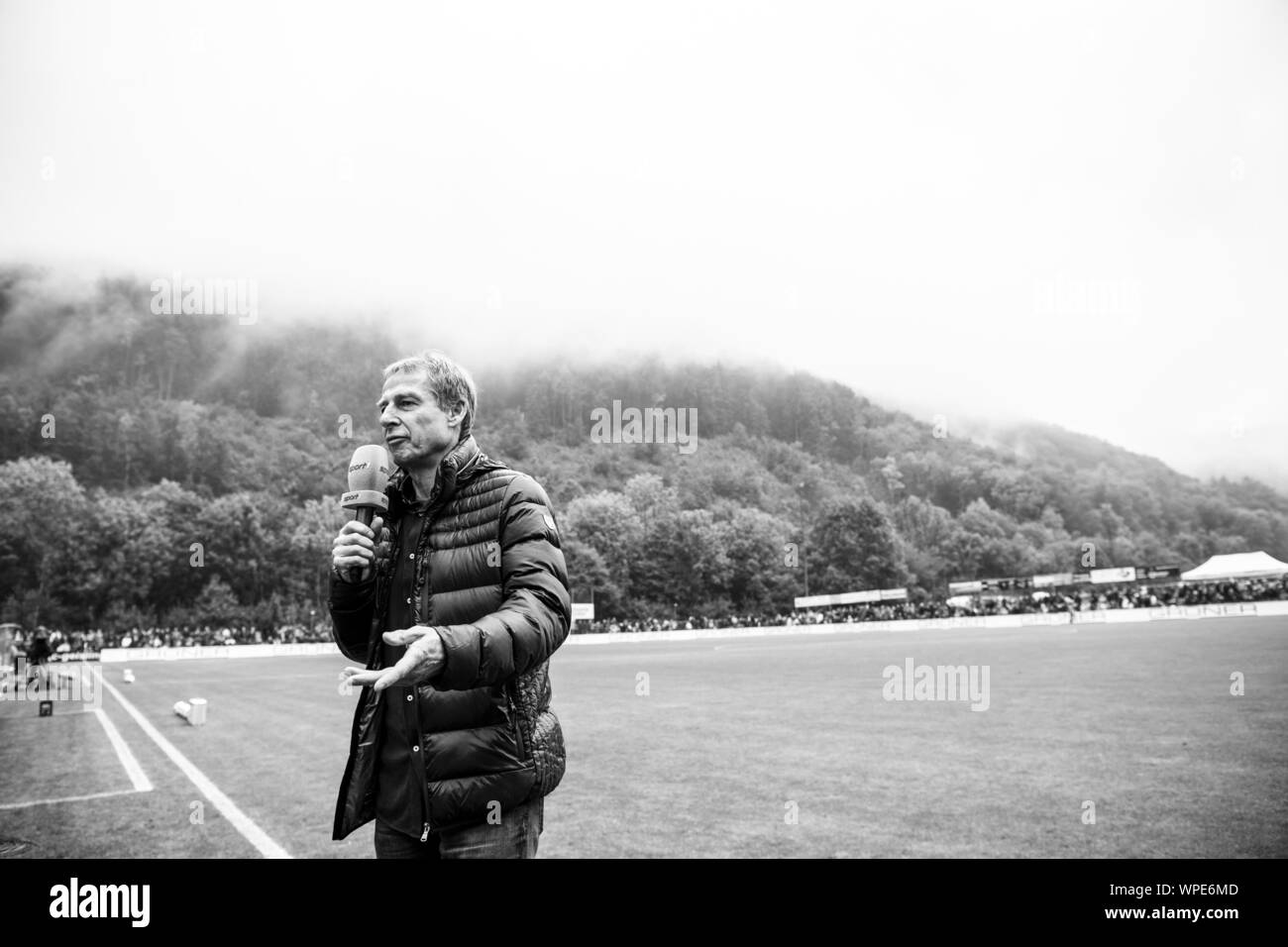 Juergen Klinsmann al colloquio. Per una carità match restituisce il 108 volte giocatore nazionale Jürgen K linsmann dopo Geislingen. La causa della carità match è l'inaugurazione dei figli's house K 19, un progetto della Fondazione Agapedia da K linsman n. GES/calcio/carità match: Team Schwaben - Team Resto del mondo, 08.09.2019 Calcio/Carità Match: Team Schwaben vs. Team, il resto del mondo, SC Geislingen, 8 settembre 2019 | Utilizzo di tutto il mondo Foto Stock