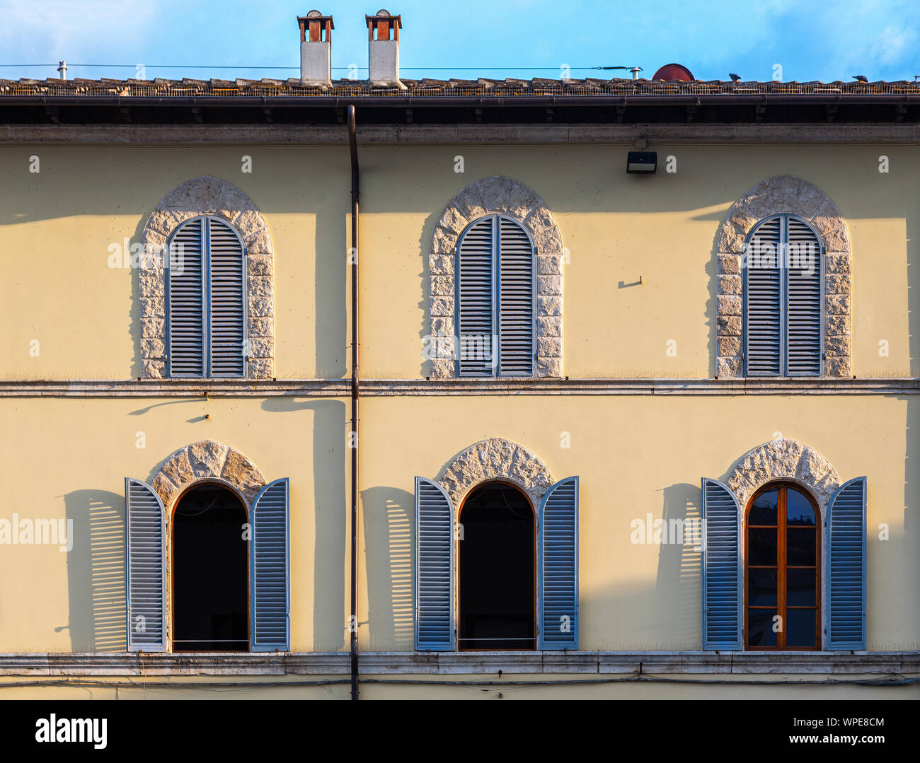 Sei finestre di un palazzo, colle val d'elsa, toscana, Italia Foto Stock