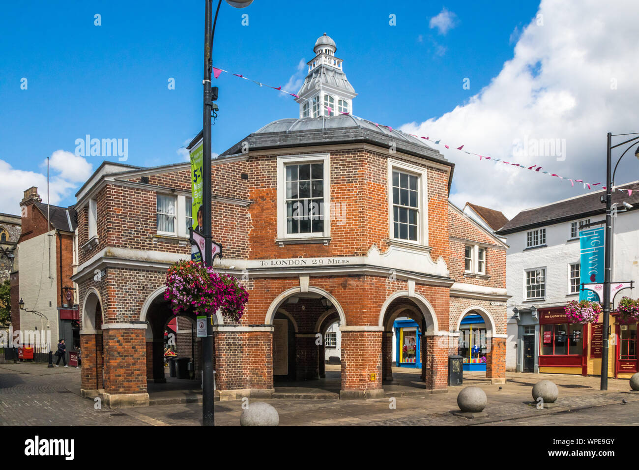 High Wycombe, Inghilterra - Il Cornmarket edificio su High Street. L'edificio risale al xvii secolo. Foto Stock