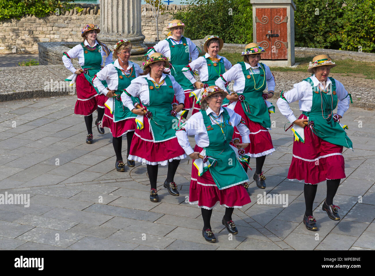 Femmina ballerini di morris di Taeppas Tump morris lato a Swanage Folk Festival, Swanage, DORSET REGNO UNITO su una calda giornata di sole nel mese di settembre Foto Stock