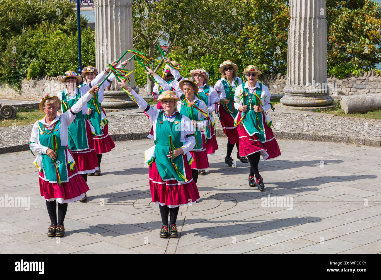 Femmina ballerini di morris di Taeppas Tump morris lato a Swanage Folk Festival, Swanage, DORSET REGNO UNITO su una calda giornata di sole nel mese di settembre Foto Stock