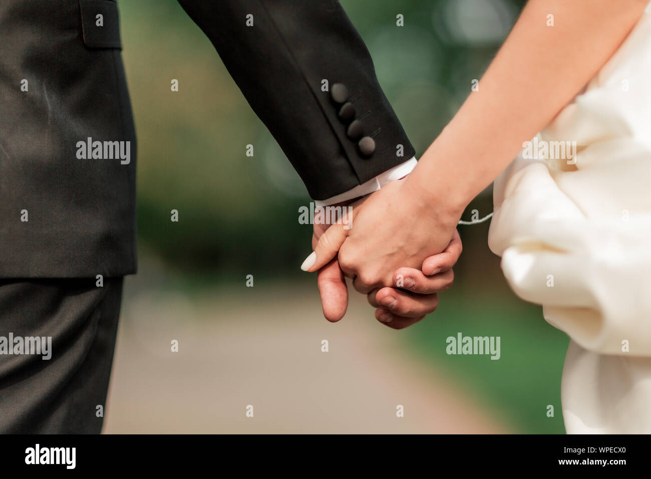 Close up. sposa e lo sposo camminare insieme. Foto Stock