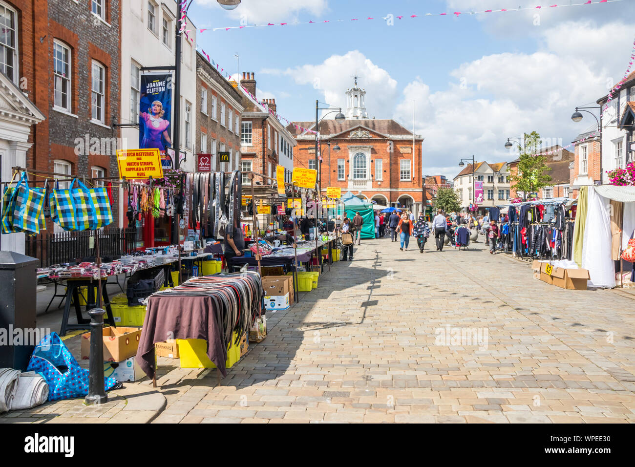 High Wycombe, Inghilterra - 20 agosto 2019: la gente camminare lungo la strada alta sul giorno di mercato. Il mercato è tenuto 3 giorni a settimana. Foto Stock