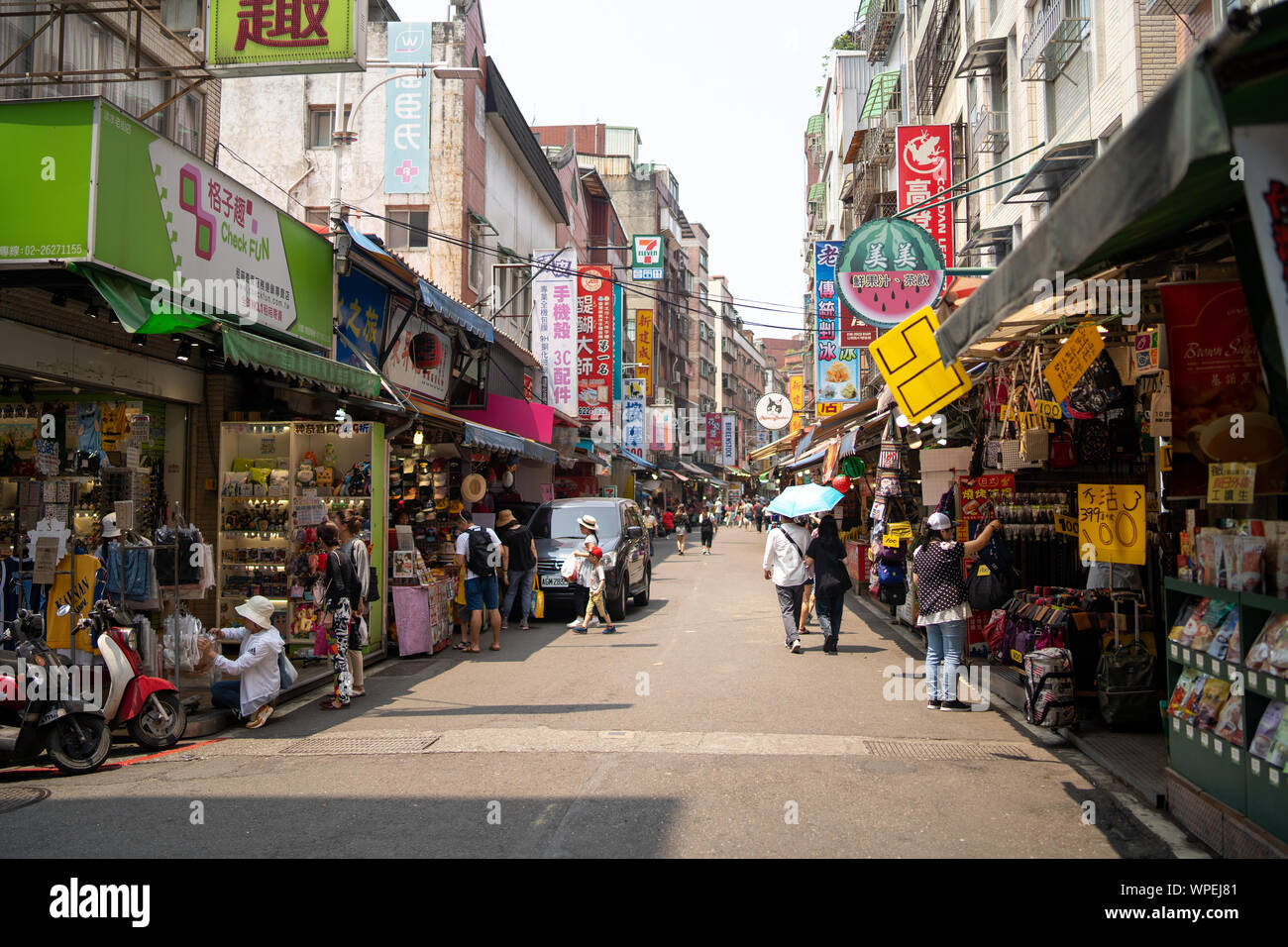 Taipei, Taiwan: Tamsui old street - un quartiere di una città nella periferia di Taipei è un posto popolare per i turisti e un grande destinazione per lo shopping Foto Stock