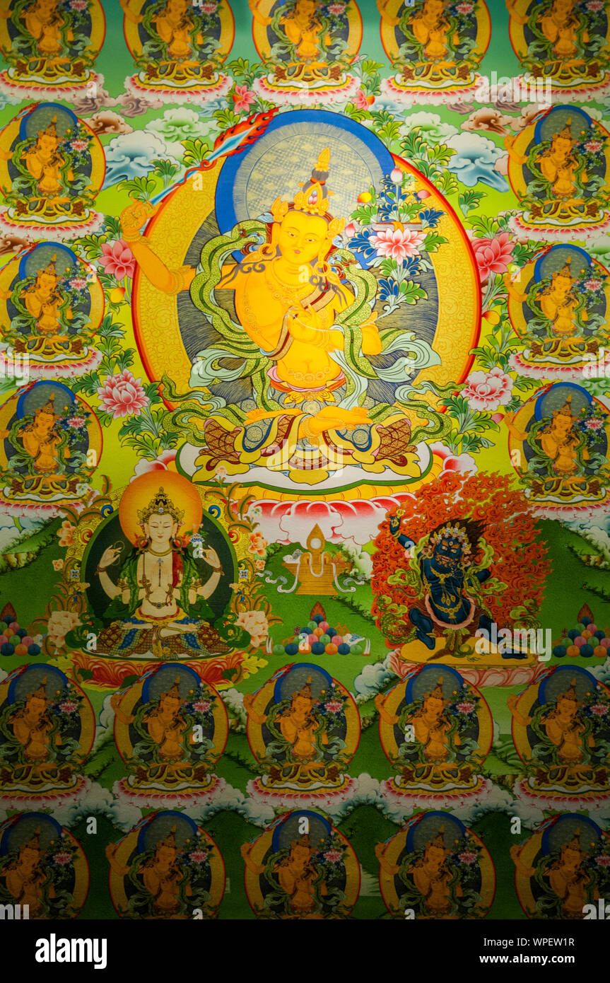 Divinità raffigurato su un murale in un moderno chorten buddisti o stupa al Zhongdian (Shangri-La), Yunnan in Cina. La maggior parte di abitanti locali sono di etnia tibetano. Foto Stock