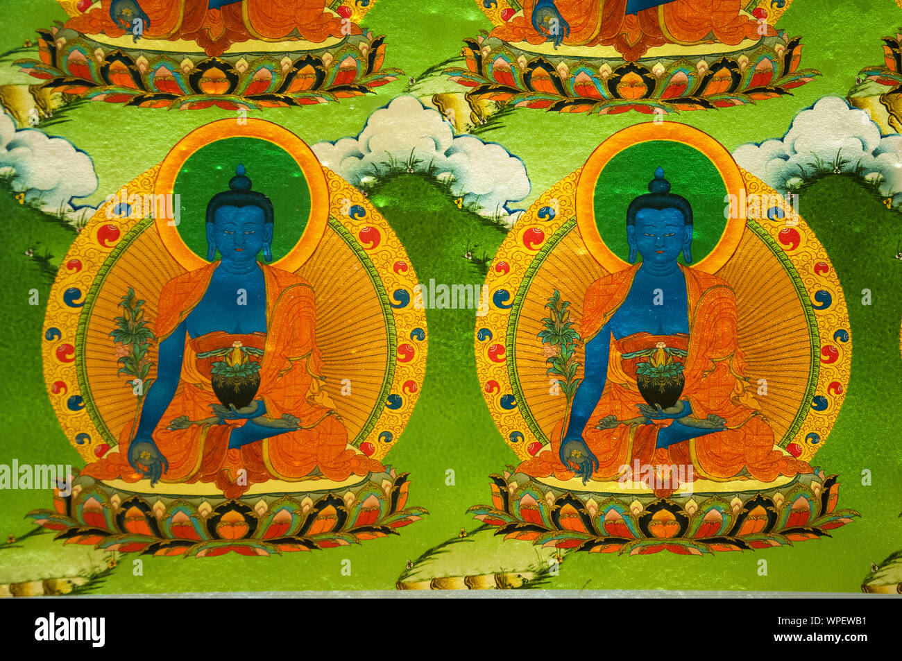 Divinità raffigurato su un murale in un moderno chorten buddisti o stupa al Zhongdian (Shangri-La), Yunnan in Cina. La maggior parte di abitanti locali sono di etnia tibetano. Foto Stock