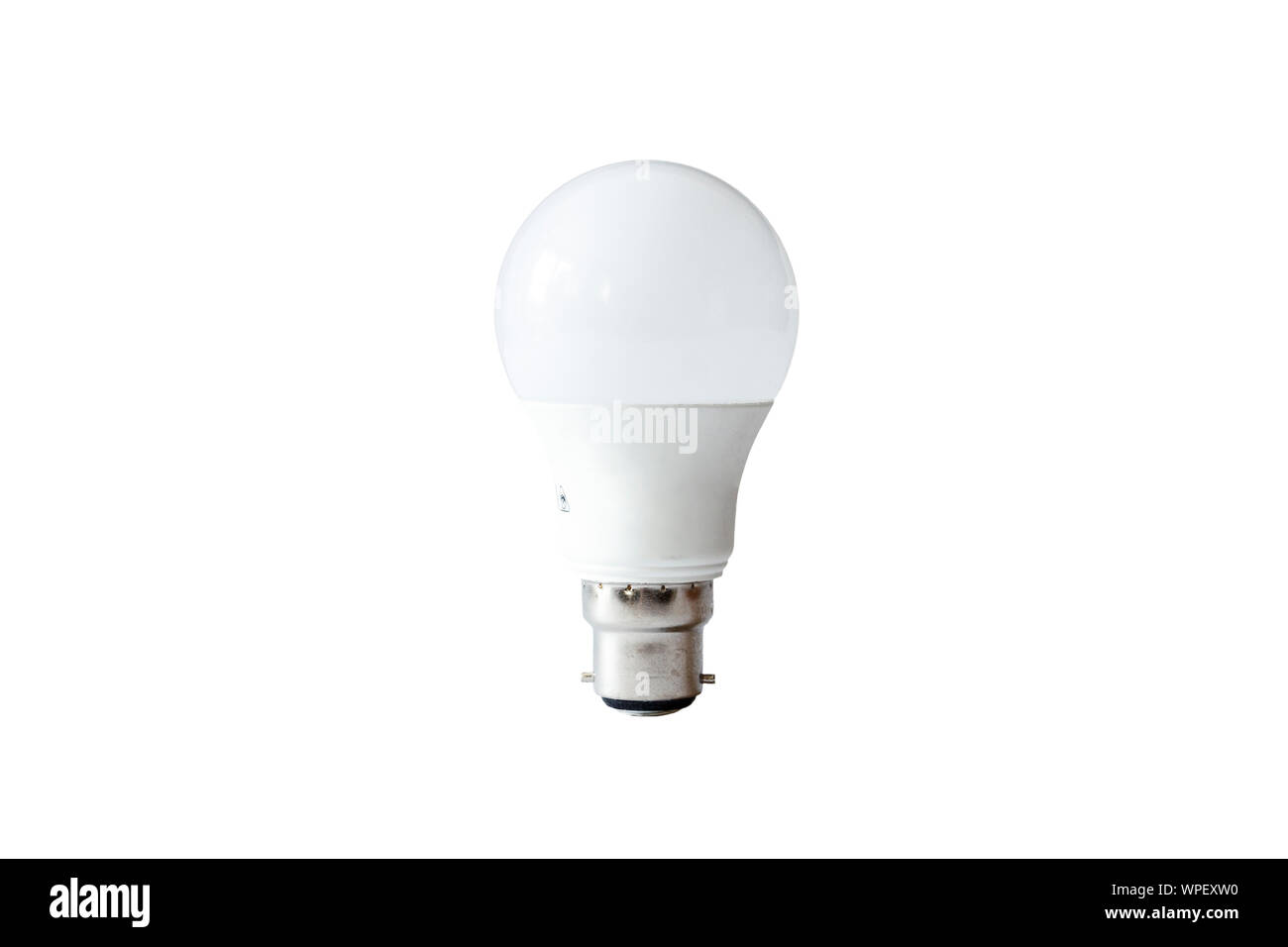 Un risparmio energetico tradizionalmente a forma di luce LED lampadina con raccordo a baionetta, isolata contro uno sfondo bianco Foto Stock