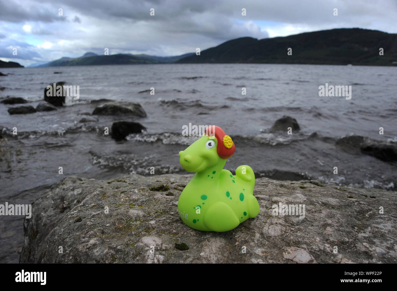 Mostro di Loch Ness NESSIE, giocattolo sul lato del lago di Loch Ness SCOZIA RE mistero miti leggende turismo turisti vacanze ETC REGNO UNITO Foto Stock