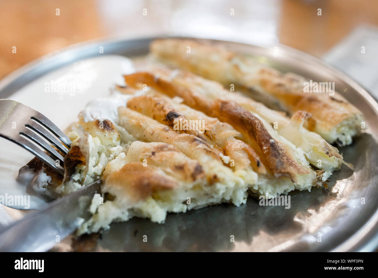 Tradizionale bosniaco veloce, street food: torta bosniaca e cevapcici servita nel ristorante e cevabdzinica buregdzinica Foto Stock