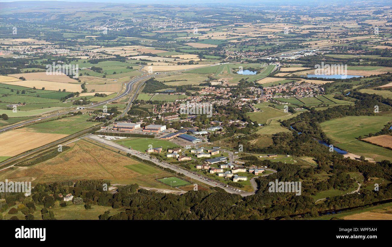 Vista aerea di Catterick village, ippodromo, ex Airfield & Garrison a distanza, North Yorkshire, Regno Unito Foto Stock