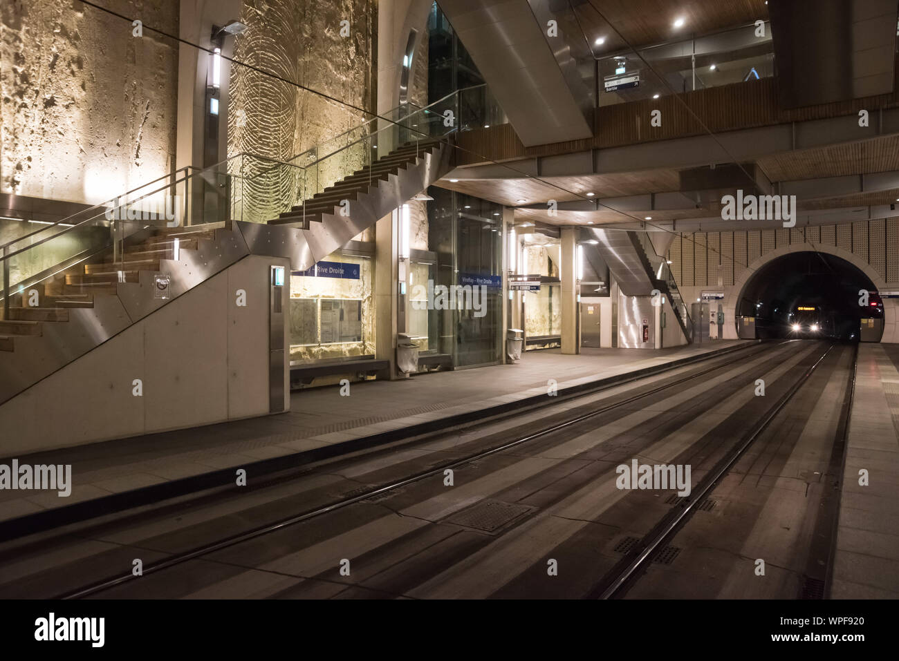 Parigi, il tram T6, Tiefstation Viroflay Rive Droite Foto Stock