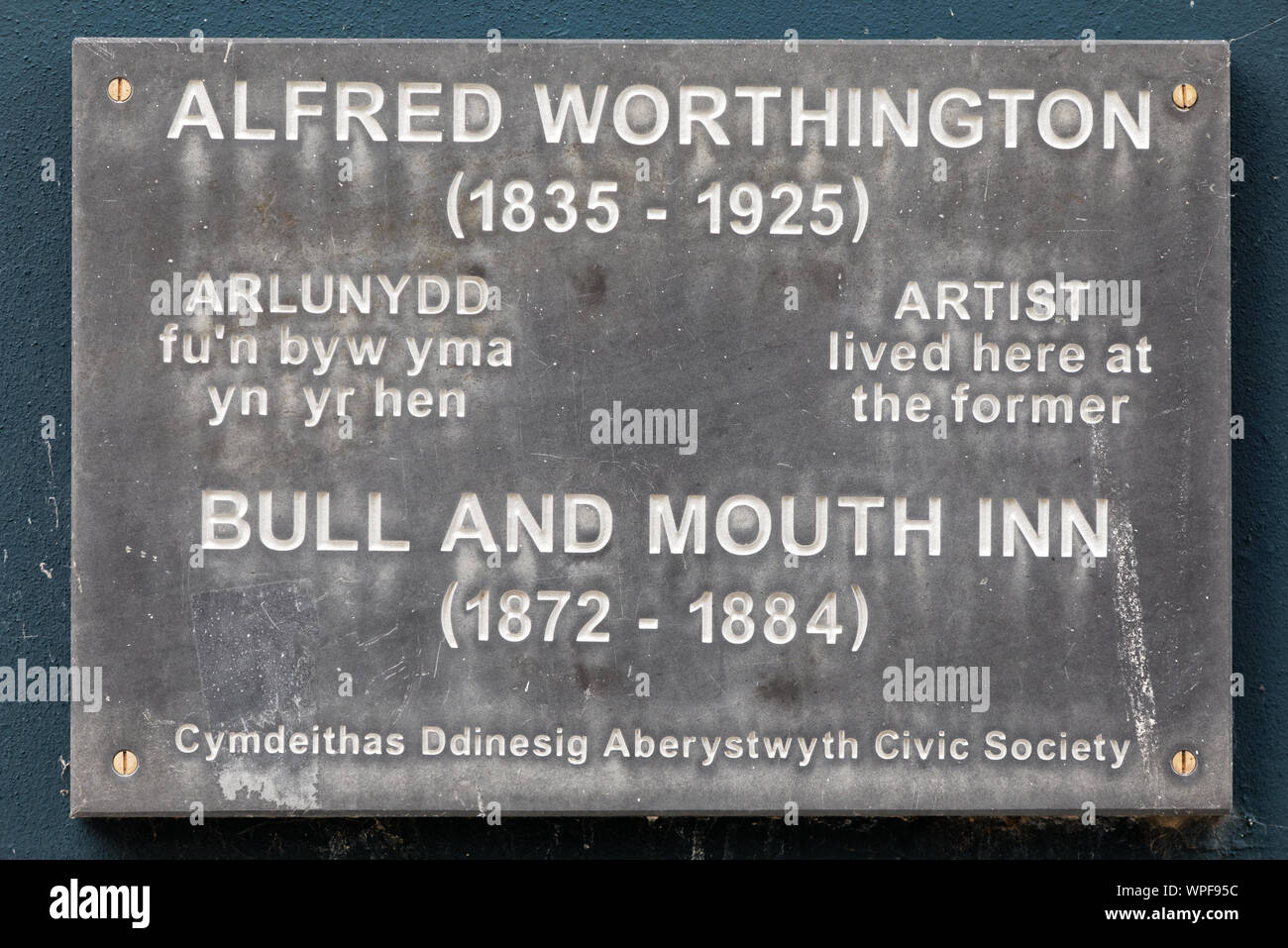 Nella foto: una lapide dove il Toro e la bocca Inn erano situati su Ceredigion Museum, Terrazza strada in Aberystwyth, Wales, Regno Unito. Mercoledì 28 Agosto 2019 Foto Stock