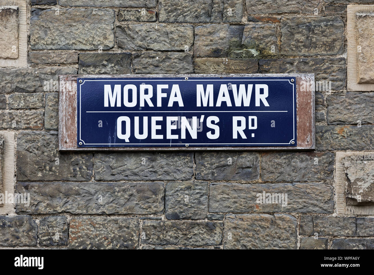 Nella foto: Strada della Regina (Morfa Mawr) cartello stradale sulla vecchia stazione di polizia in Aberystwyth, Wales, Regno Unito. Mercoledì 28 Agosto 2019 Re: Aperto 1866, costruito da Foto Stock