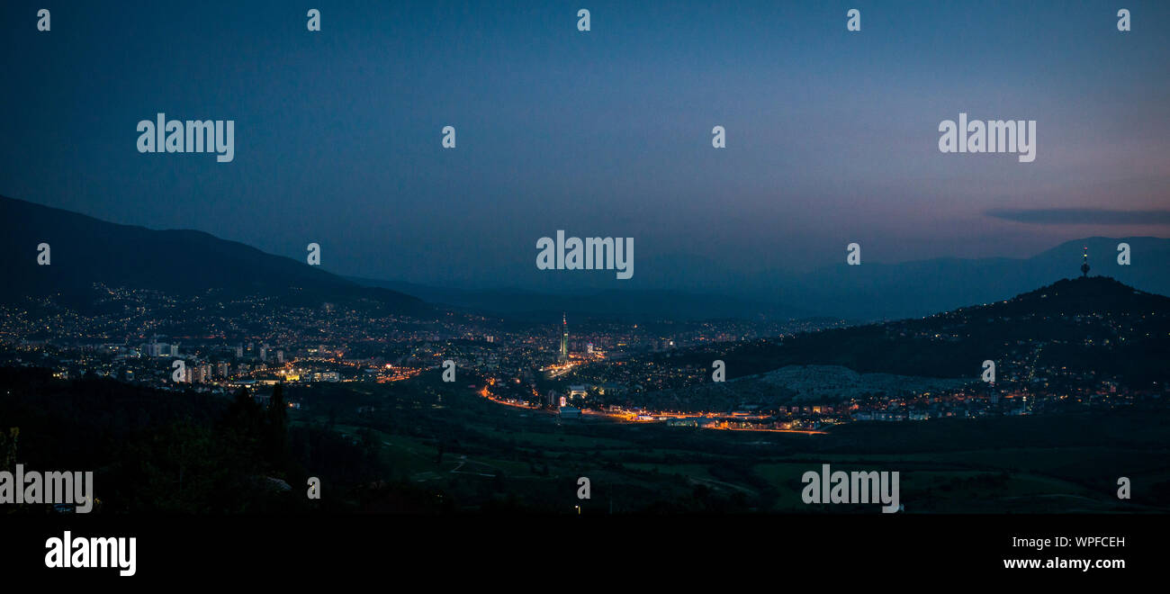 Lo skyline di Sarajevo durante la notte con le luci della città Foto Stock