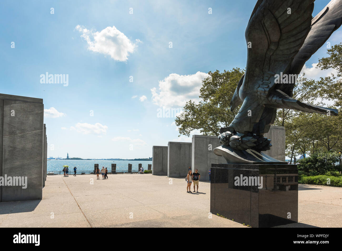 Vista della East Coast Memorial - 8 enormi lastre di granito con iscritti tutti i nomi del personale della marina militare ucciso in WWII, Battery Park di New York City, Stati Uniti d'America Foto Stock
