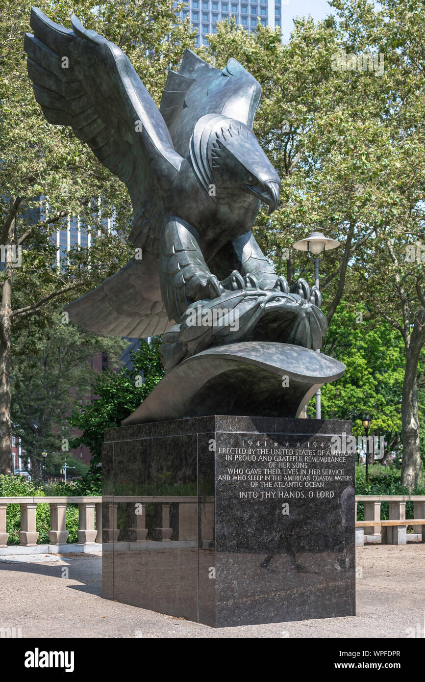 American Eagle statua, eagle scultura e zoccolo dedicata alla US Navy personale uccisi in WWll, East Coast Memorial, Battery Park, New York City, Stati Uniti d'America Foto Stock