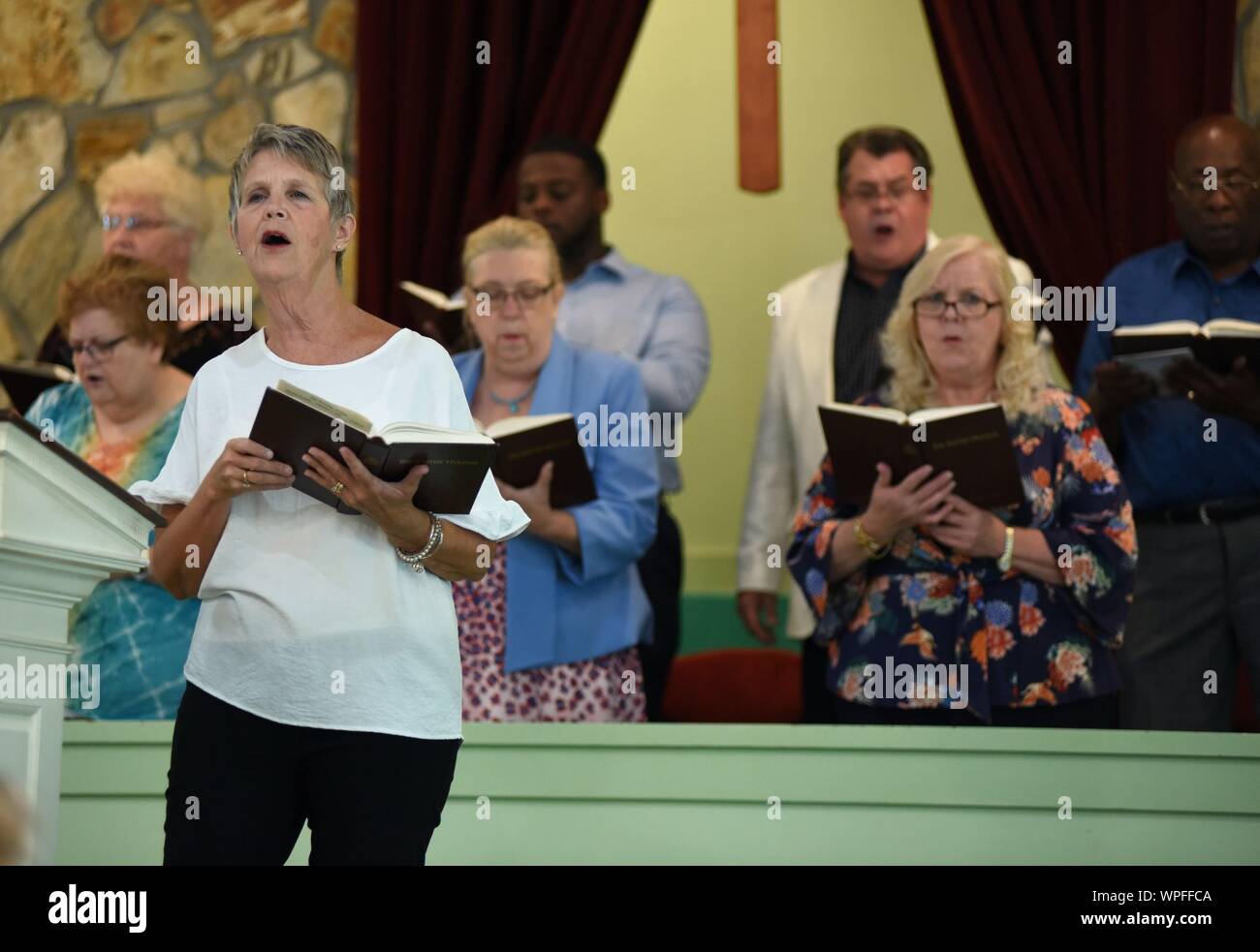 Le pianure, GA, Stati Uniti d'America. 8 Sep, 2019. Kim Fuller Carter, Jana Carter, figlie di Billy Carter di presenze per Jimmy Carter insegna la scuola Domenica, Maranatha chiesa battista, pianure, GA 8 settembre 2019. Credito: Derek Storm/Everett raccolta/Alamy Live News Foto Stock