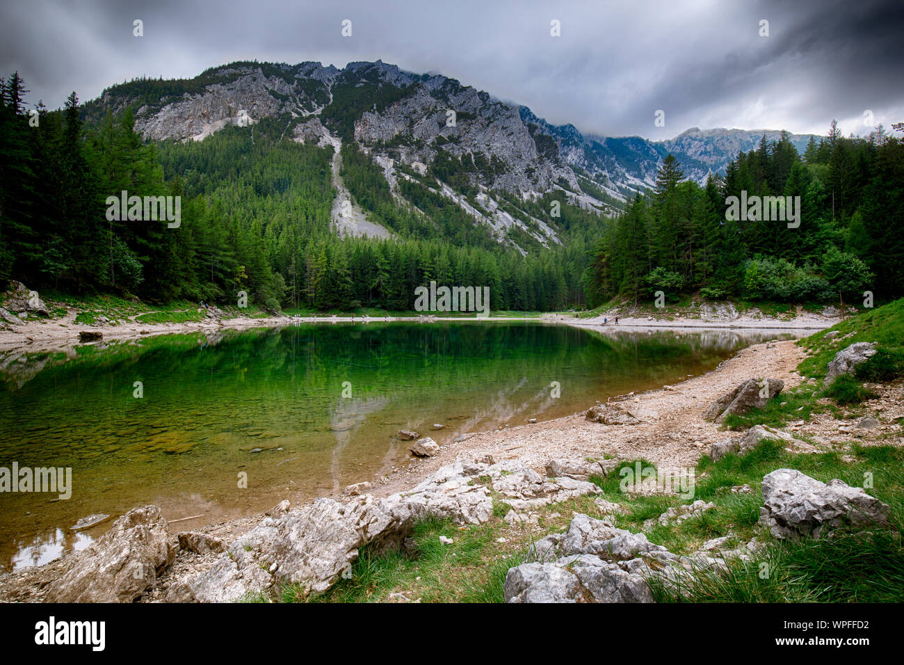 Paesaggio con montagne e lago turchese-Gruener vedere,Stiria,l'Austria. Foto Stock
