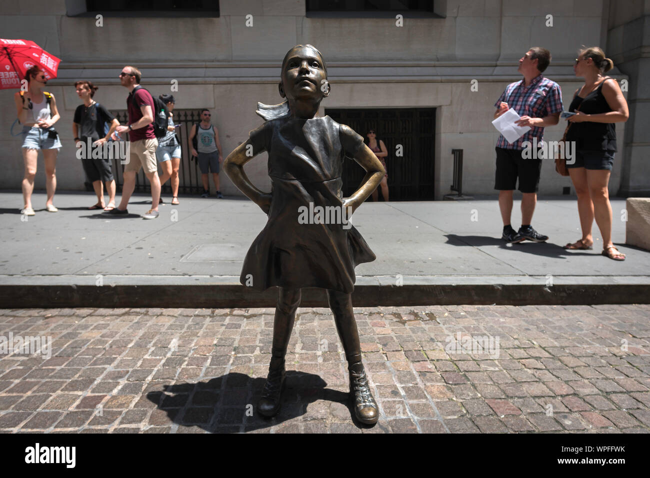 Intrepida ragazza New York, vista la ragazza impavida scultura (Kristen Visbal) situato a Wall Street, la parte inferiore di Manhattan, New York City, Stati Uniti d'America Foto Stock