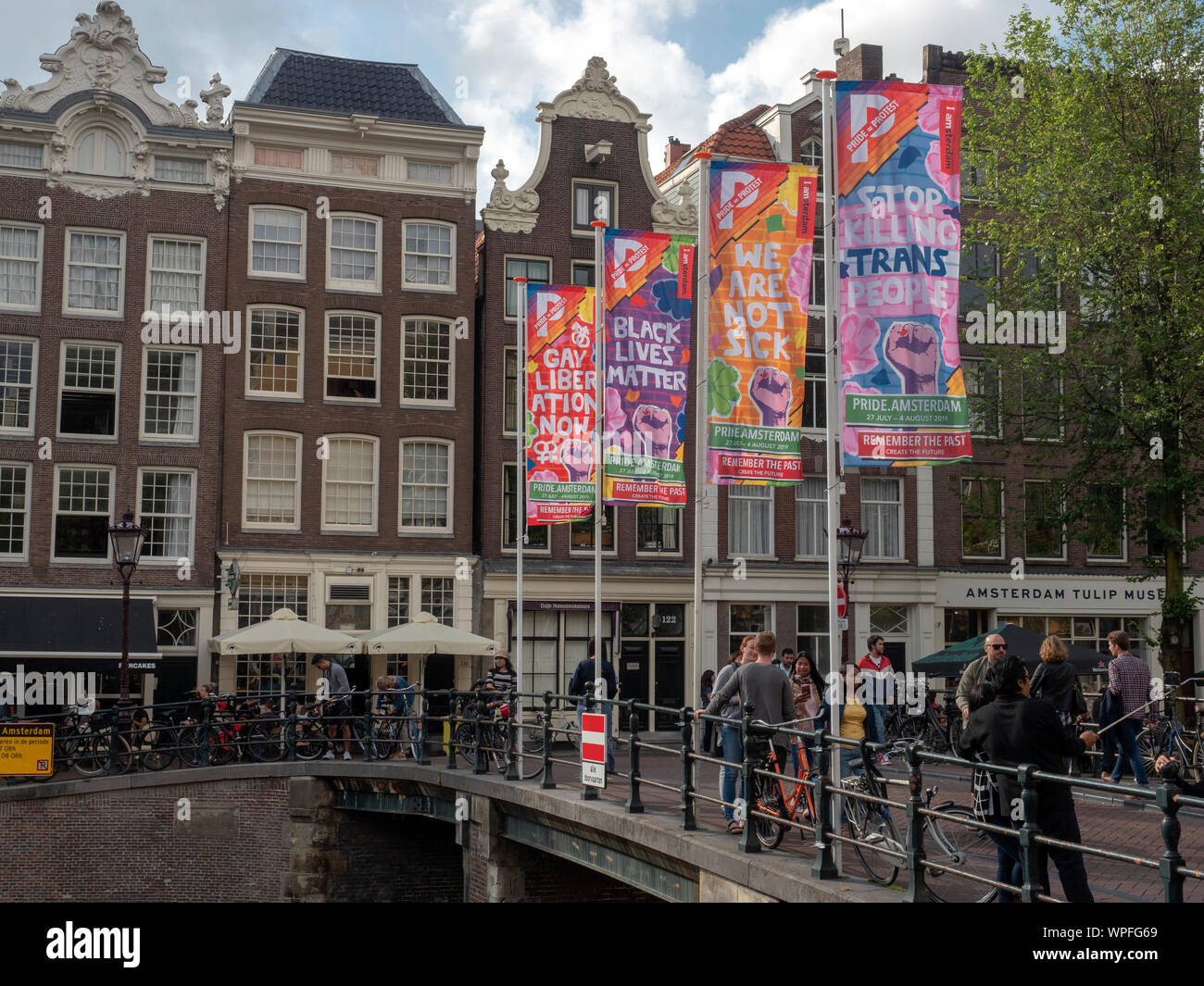 Orgoglio settimana banner su un ponte in Amsterdam Foto Stock