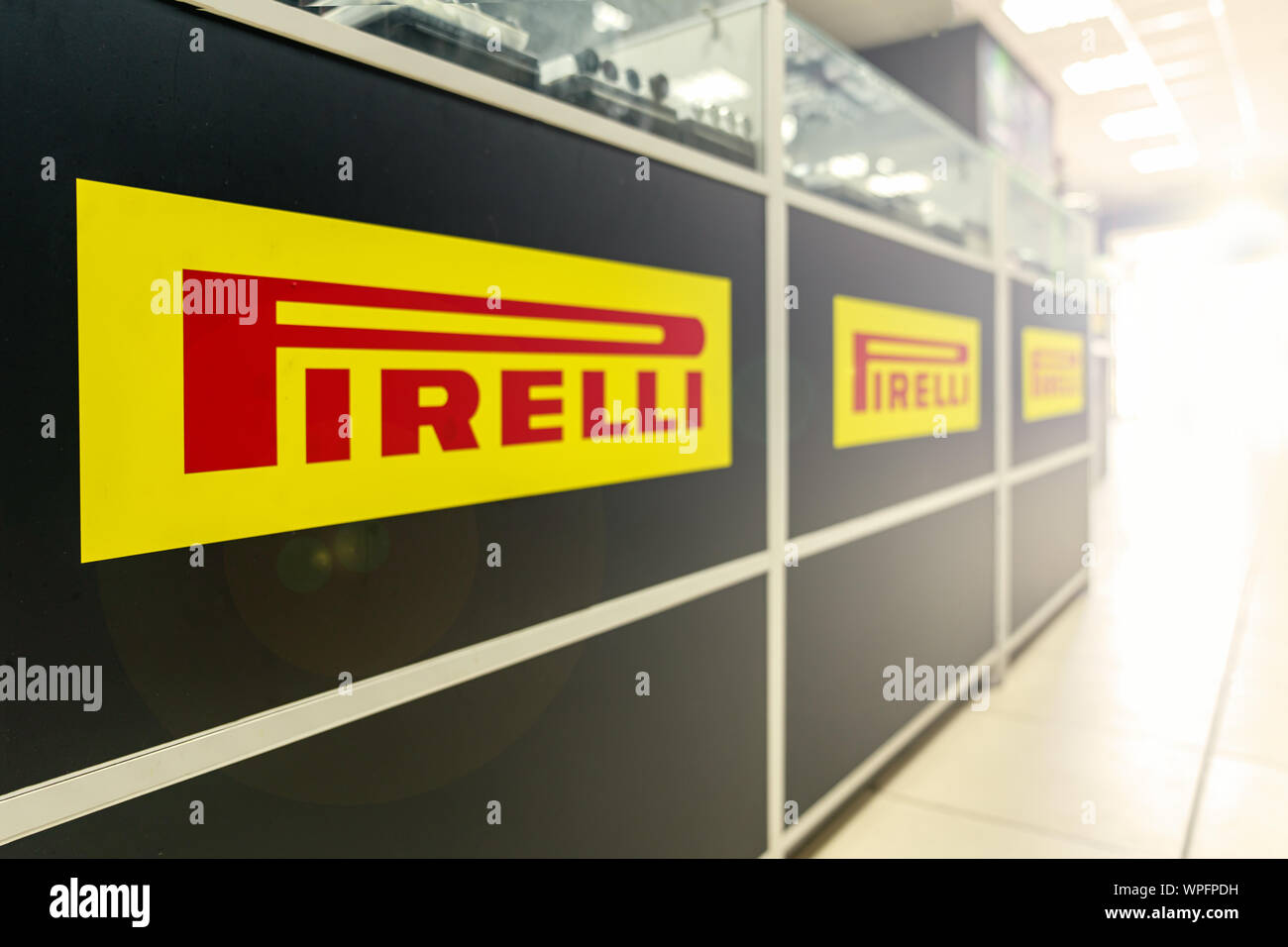 Krasnoyarsk, Russia, 1 Settembre 2019: logo Pirelli nella progettazione del pneumatico shopping center all'interno. close-up su uno sfondo nero. Prospettiva. Foto Stock Krasnoyarsk, Russia, 1 Settembre 2019: logo Pirelli nella progettazione del pneumatico shopping center all'interno. close-up su uno sfondo nero. Prospettiva. Foto Stock