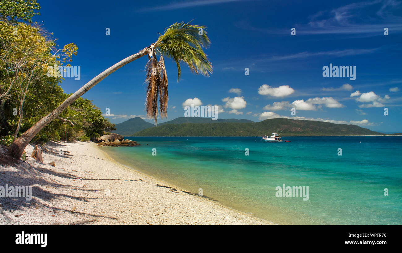 Fitzroy isola vicino a Cairns Australia, spiaggia, barca. Foto Stock