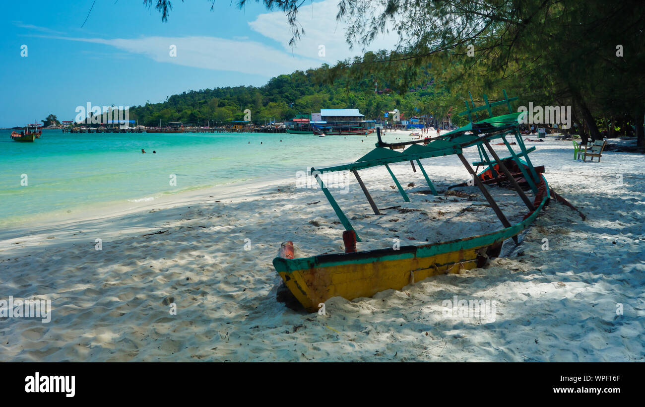 Una barca relitto con l'immondizia su una spiaggia, Koh Rong Isola, Cambogia Foto Stock