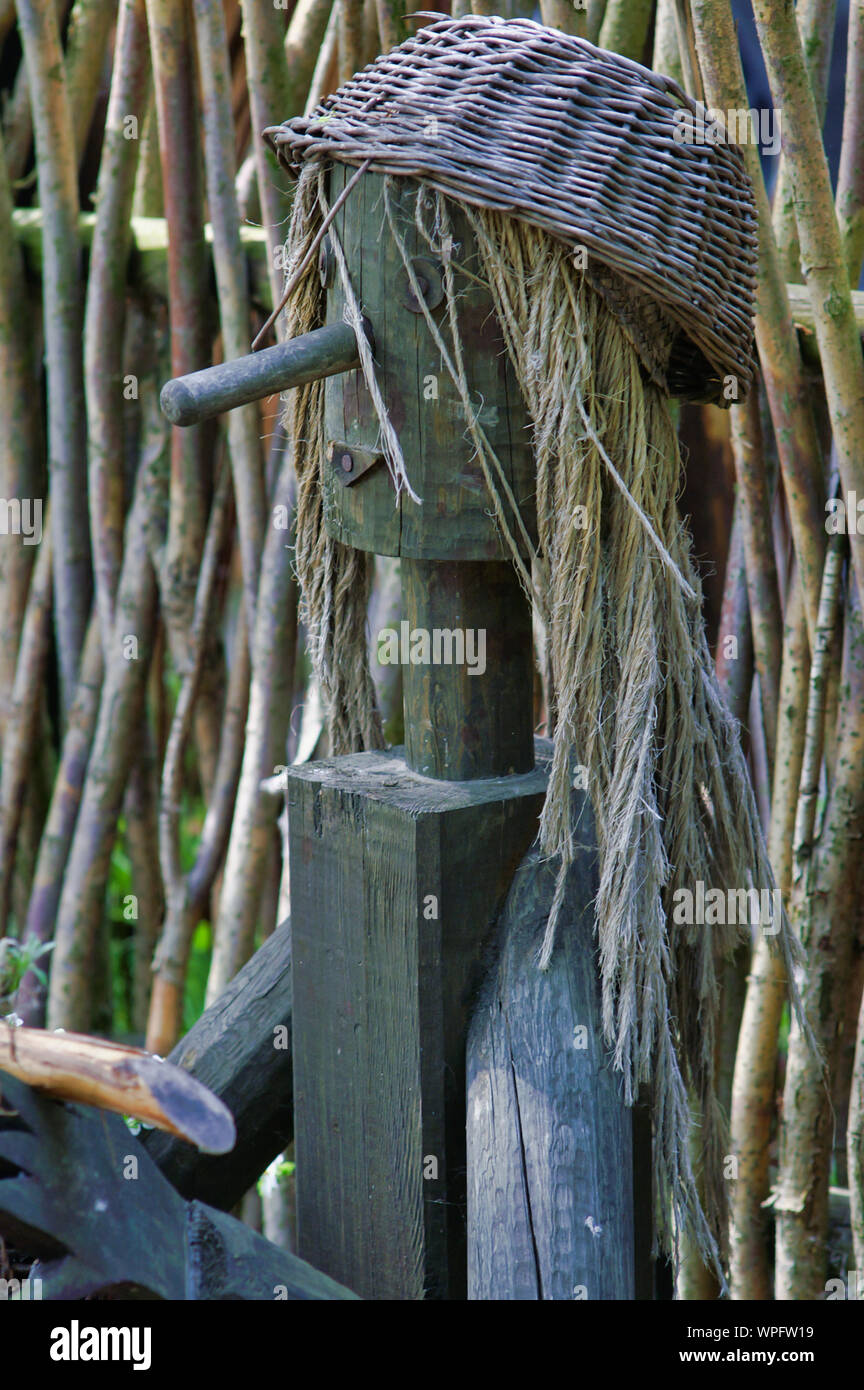 Arte rurale, villaggio polacco, figura in legno, Europa Foto Stock