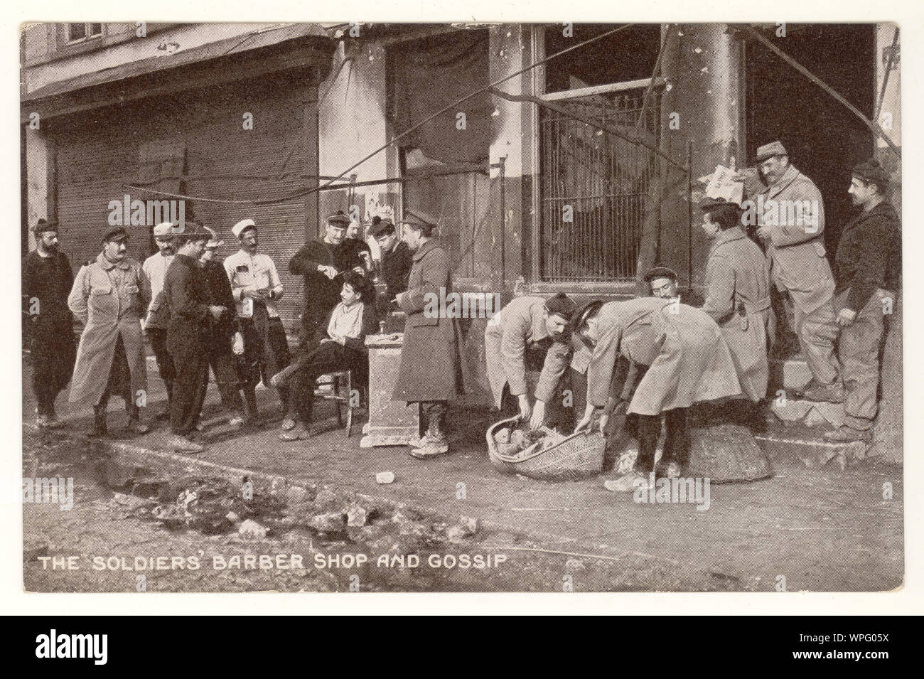 WW1 era cartolina rilasciati dalle illustrazioni di giornale, Londra, di Scottish highlander soldati rilassarsi e socializzare in outdoor Barber shop, militare barbiere, francesi, britannici e i soldati indiani, Verdun, fronte occidentale, Francia, circa 1916 Foto Stock