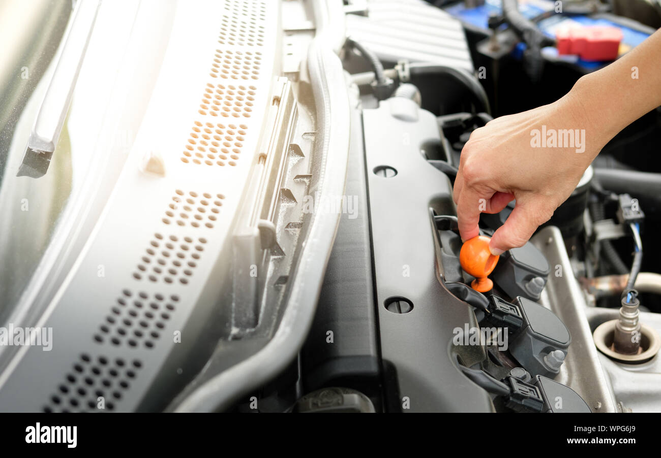 La vettura è di aprire il cofano per controllare l'olio motore. Foto Stock