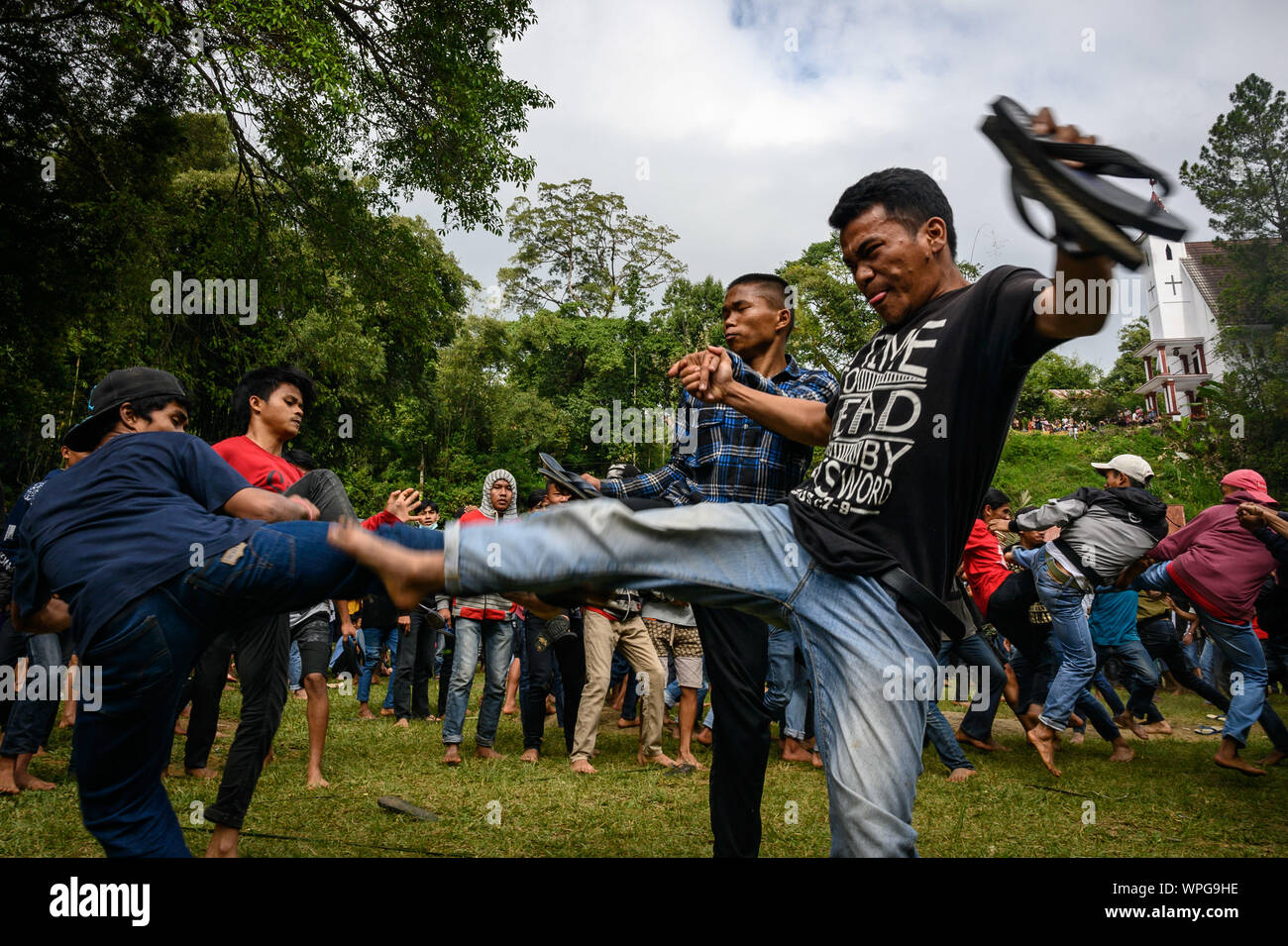 Toraja Utara, Sulawesi meridionale, Indonesia. 31 Agosto, 2019. Gli uomini in azione durante la tradizione di Toraja Utara.Sisemba in mezzi di Toraja ogni kick. Sisemba è una tradizione di calciare fatto da centinaia in un campo aperto e ogni affondo impressionato senza regole esprimere gratitudine per le colture sulla base della fede che la manifestazione sarà mantenere il loro entusiasmo per il lavoro in anticipo per ottenere il prossimo abbondanti raccolti. Credito: Hariandi Hafid SOPA/images/ZUMA filo/Alamy Live News Foto Stock