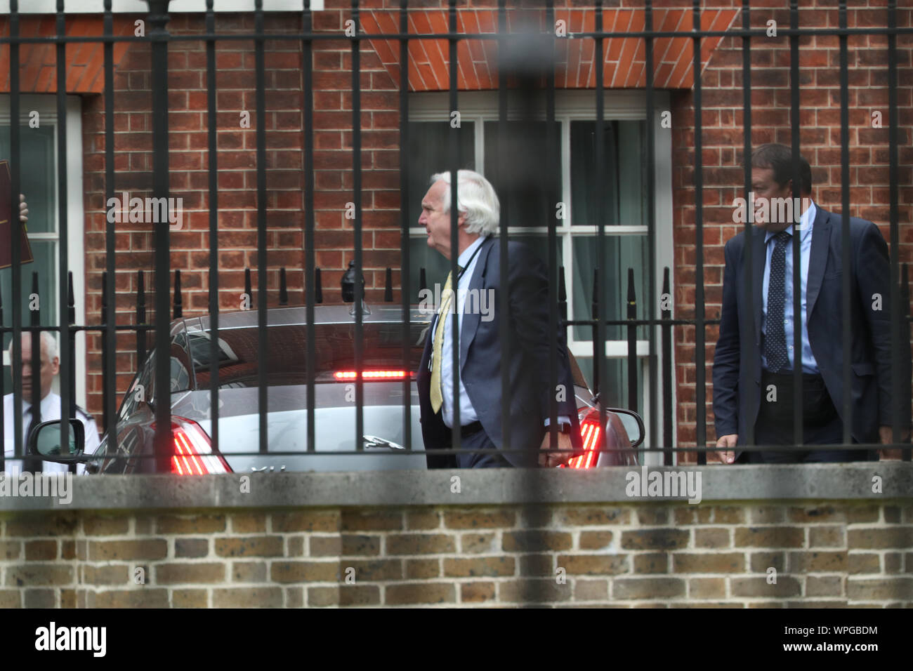 Il primo ministro Boris Johnson parla con Sir Edward Lister come egli arriva a Downing Street, Londra, a seguito della sua visita in Irlanda. Essa è stata confermata da Downing Street che il Parlamento sarà prorogued all'orario di chiusura lunedì. Foto Stock