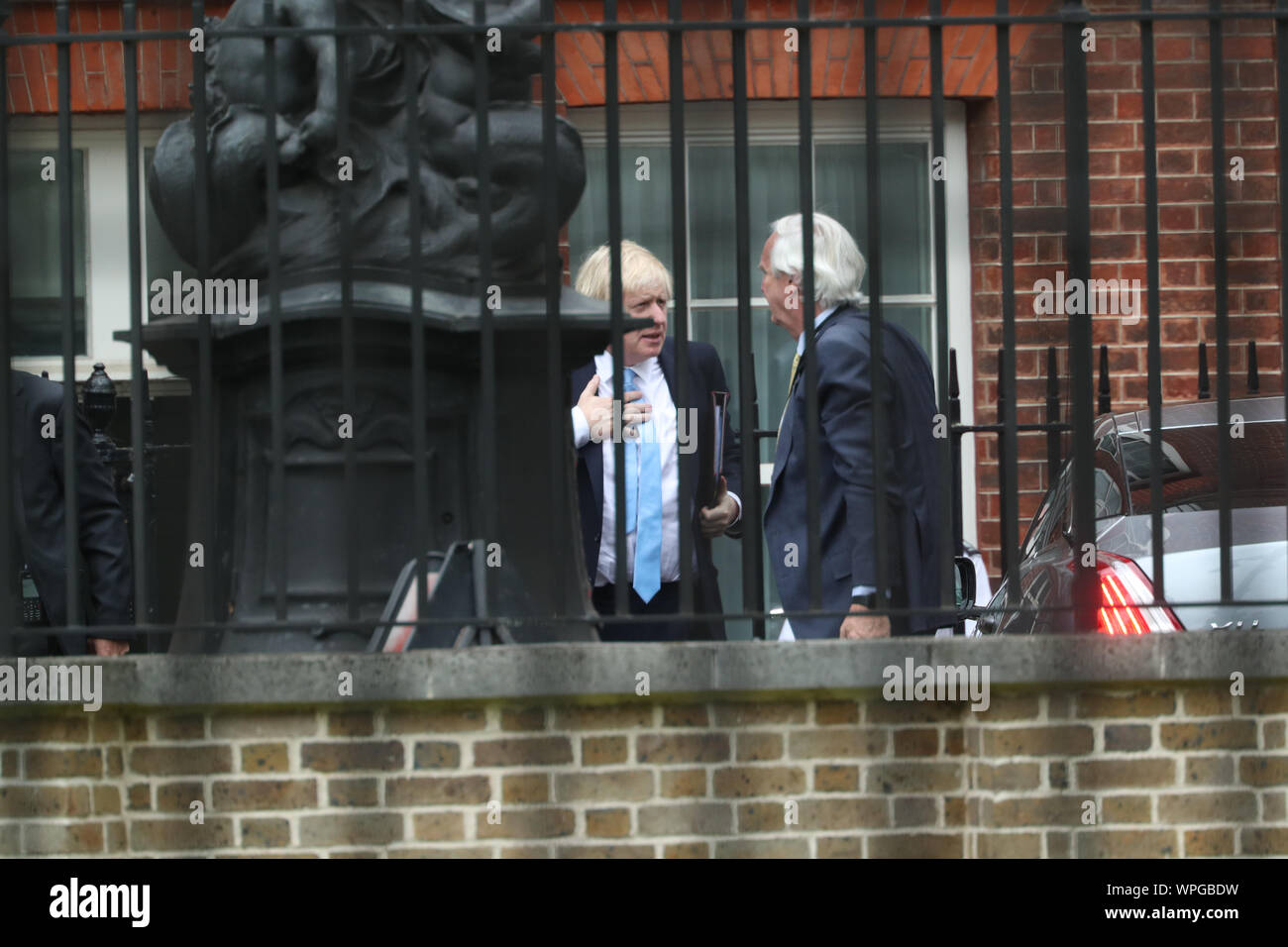 Il primo ministro Boris Johnson parla con Sir Edward Lister come egli arriva a Downing Street, Londra, a seguito della sua visita in Irlanda. Essa è stata confermata da Downing Street che il Parlamento sarà prorogued all'orario di chiusura lunedì. Foto Stock
