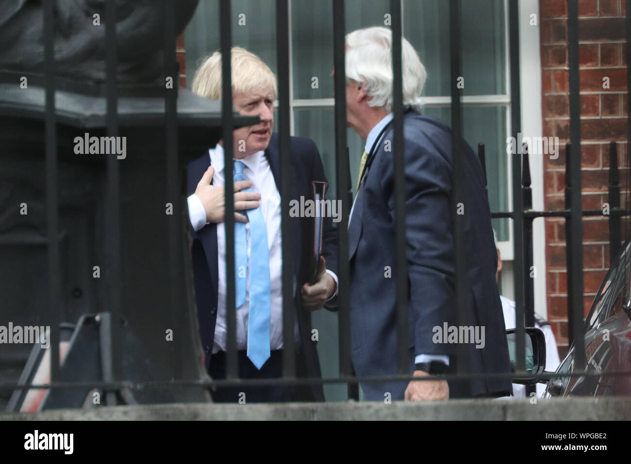 Il primo ministro Boris Johnson parla con Sir Edward Lister come egli arriva a Downing Street, Londra, a seguito della sua visita in Irlanda. Essa è stata confermata da Downing Street che il Parlamento sarà prorogued all'orario di chiusura lunedì. Foto Stock