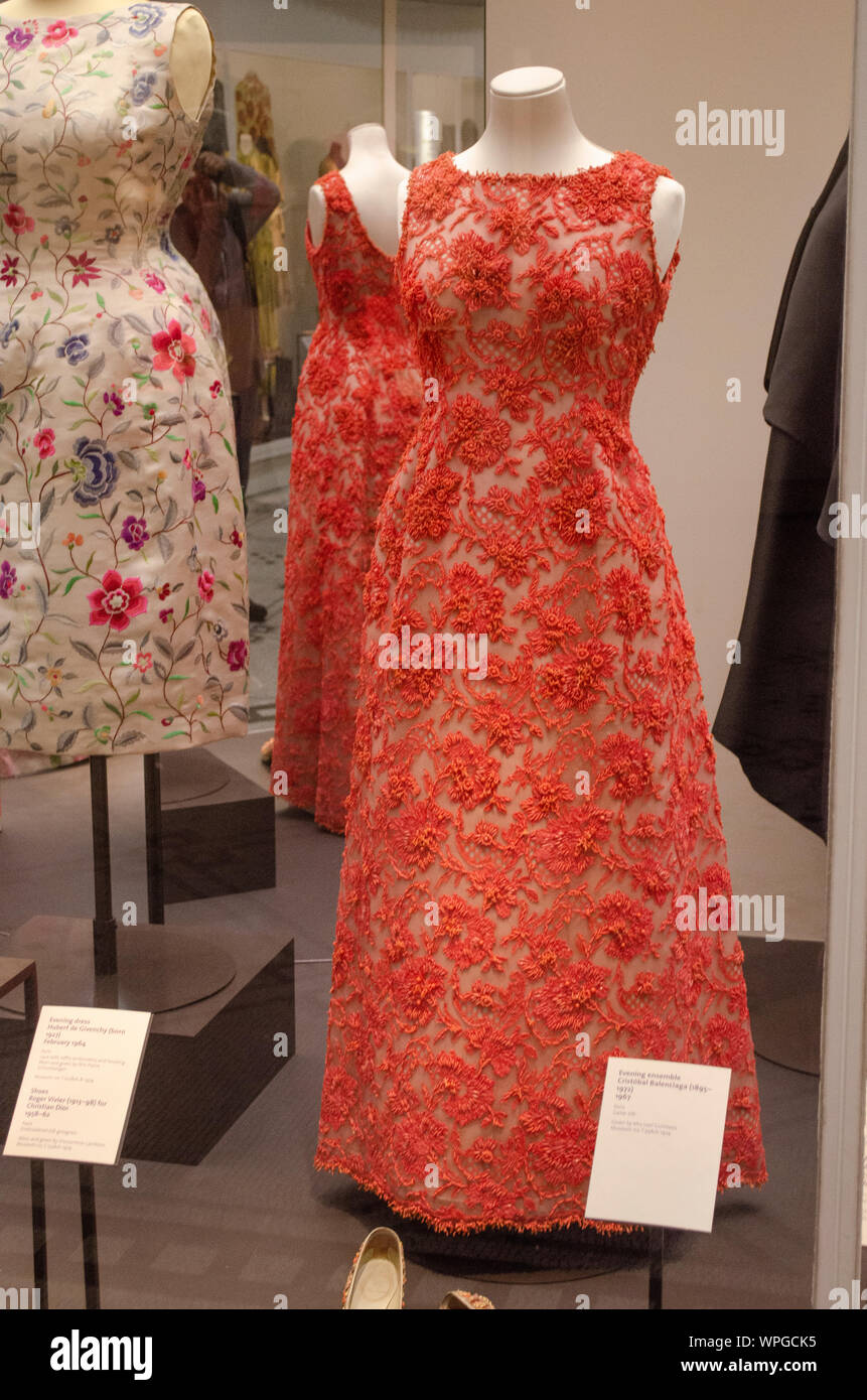 Abito da sera | Hubert de Givenchy (francese, Beauvais 1927-2018 Parigi) | 1963 | cotone, vetro, Coral Foto Stock